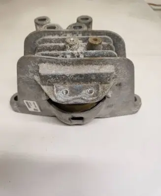 Chrysler Pacifica Engine mount bracket P68224746AD 0002002521