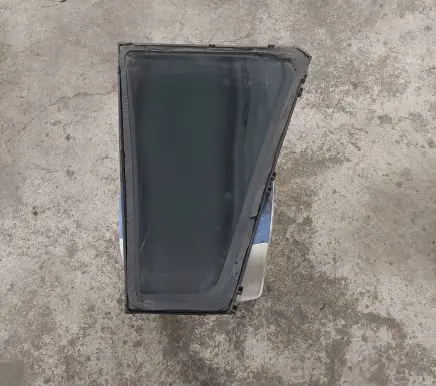 BMW 5 E39 Rear vent window glass 