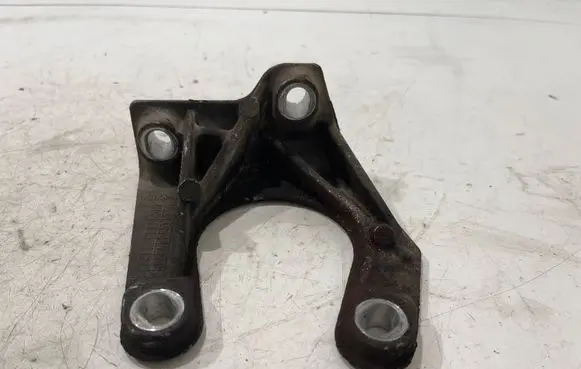 Volvo XC70 Engine mounting bracket 30713236 3071325