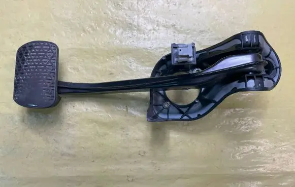 Mercedes-Benz C W204 Brake pedal A2042902201