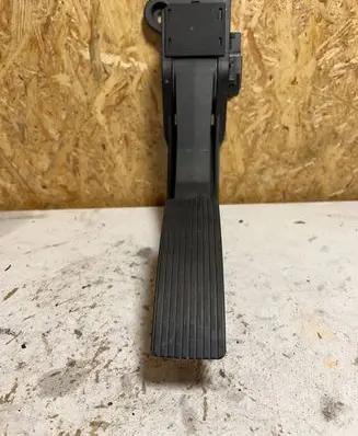 Mercedes-Benz ML W164 Accelerator throttle pedal A1643000104 090505