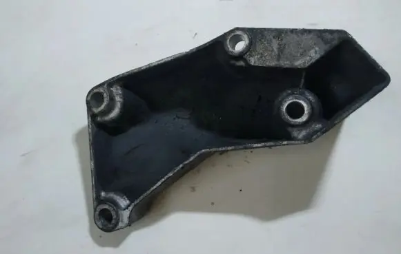 Volkswagen PASSAT B5.5 Engine mounting bracket 8d0199807p