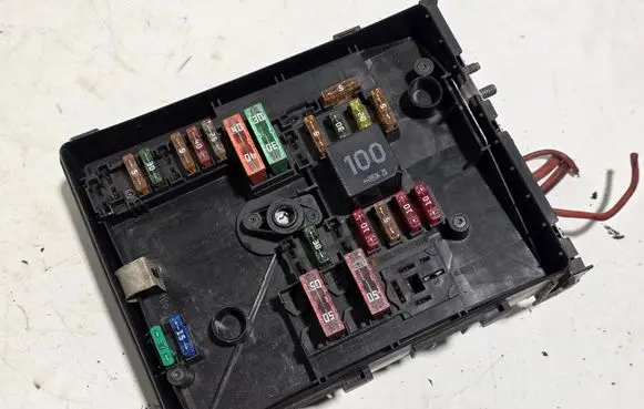 Volkswagen Tiguan Fuse box set 1K0937125D