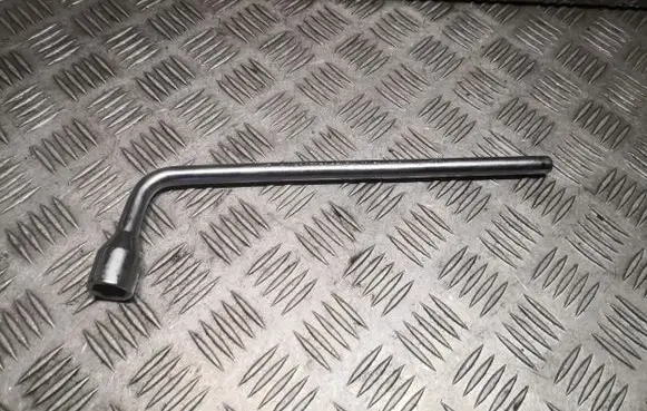 Mercedes-Benz CLS C218 X218 Wheel nut wrench 2215810001 A2215810001