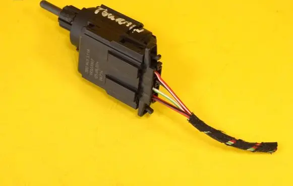 Volkswagen Touran I Brake pedal sensor switch 3B0945511A