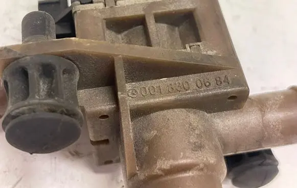 Mercedes-Benz Sprinter W901 W902 W903 W904 Coolant heater control valve 0018300684