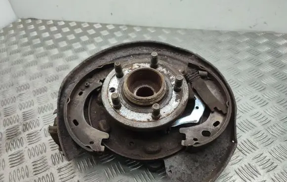Land Rover Discovery 3 - LR3 Rear wheel hub