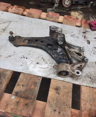 Volkswagen Polo IV 9N3 Front lower control arm/wishbone