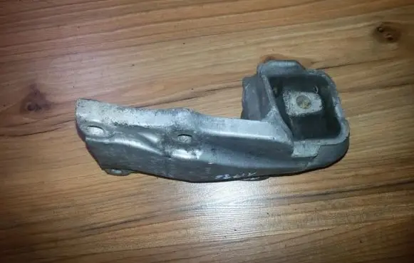 Opel Sintra Engine mount bracket