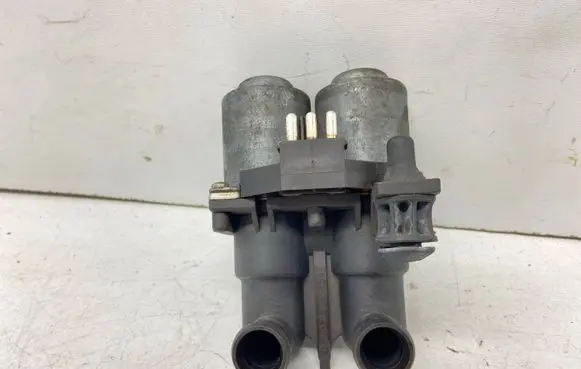Mercedes-Benz E W124 Coolant heater control valve 0008306584 A0008306584 4950000002