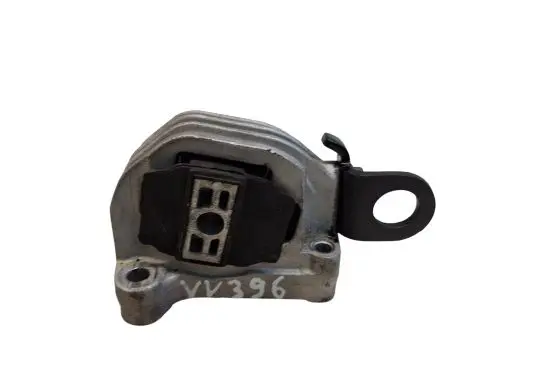 Volvo XC90 Engine mount bracket