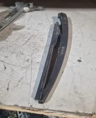 Rear wiper blade arm