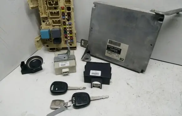 Toyota Avensis T250 Engine ECU kit and lock set 8966105821 1758008332 MB1758008332