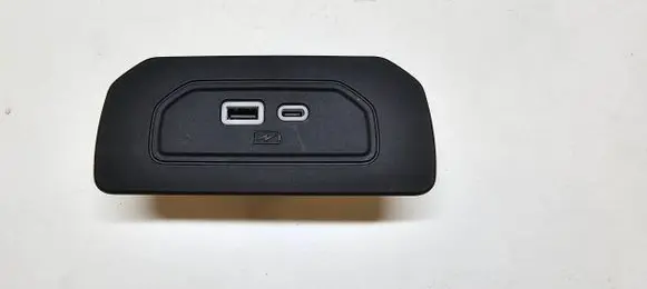 Jeep Grand Cherokee WL USB socket connector 68422663AC