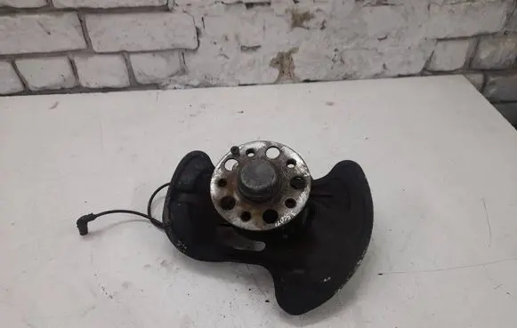 Mercedes-Benz E C207 W207 Front wheel hub