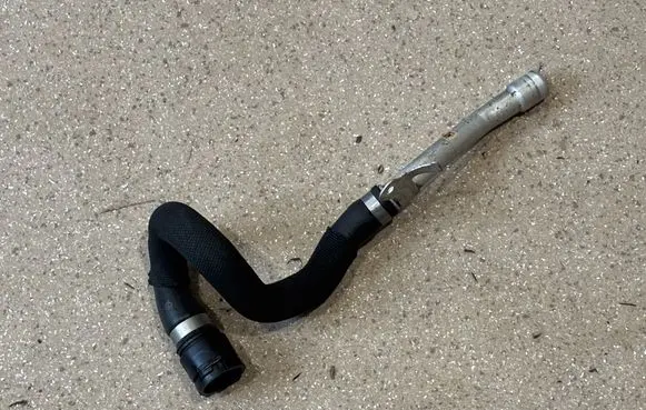Engine coolant pipe/hose