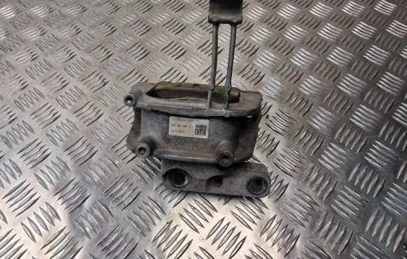 Volkswagen PASSAT B8 Engine mount bracket 3Q0199262J
