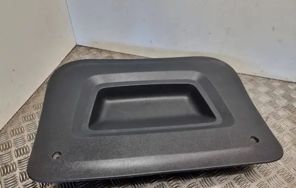 Tailgate trim