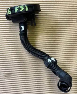 Volkswagen Golf V Breather/breather pipe/hose 03C103201E