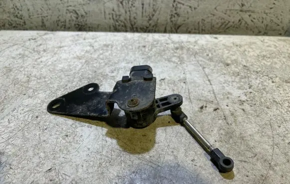 Headlight/headlamp level sensor