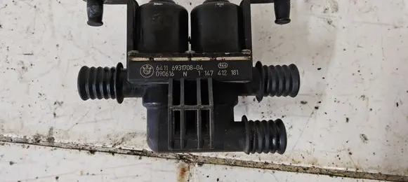 BMW 5 E60 E61 Coolant heater control valve 6931708 1147412181 090616
