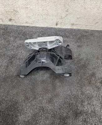 Citroen Berlingo Engine mount bracket 9820297580