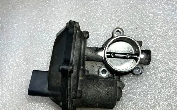 Volkswagen Tiguan EGR valve 04L131501M