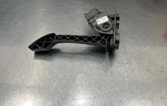 Accelerator throttle pedal