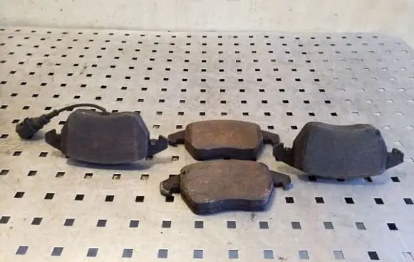 Volkswagen PASSAT B7 Brake pads (front) 