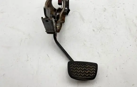 Toyota Land Cruiser (J120) Brake pedal