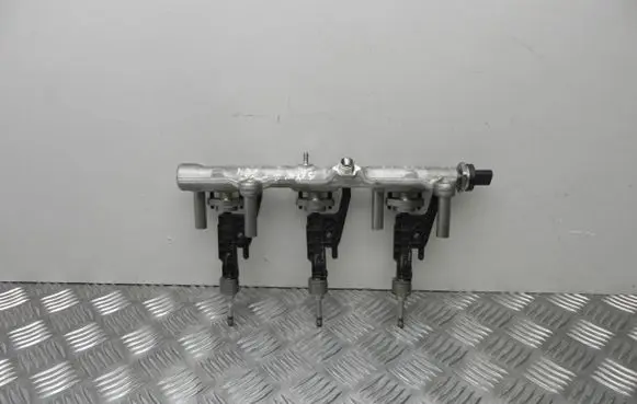 BMW 2 F46 Fuel distributor 8665631 VD13681