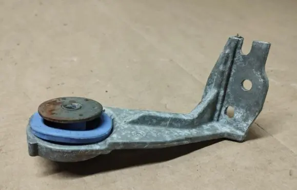 Peugeot 308 Intercooler pipe mounting bracket 9803778880