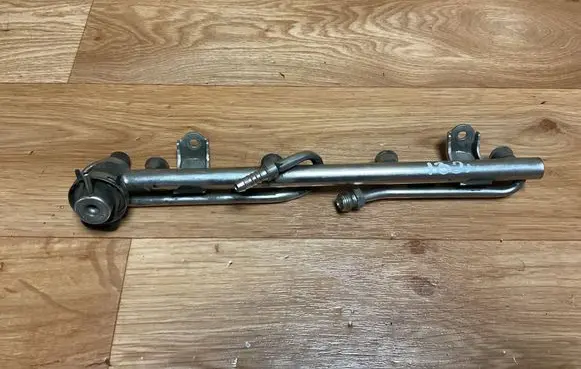 Volkswagen PASSAT B5 Fuel main line pipe 06B133681