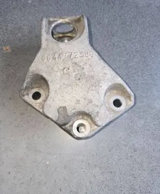 Engine mounting bracket