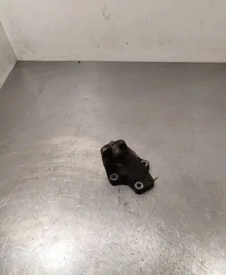 Volvo XC90 Engine mounting bracket