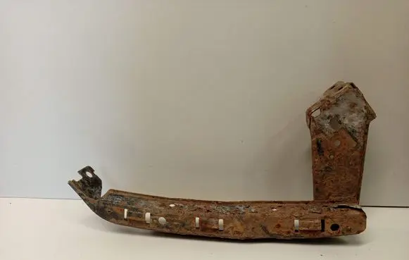 Headlight/headlamp mounting bracket