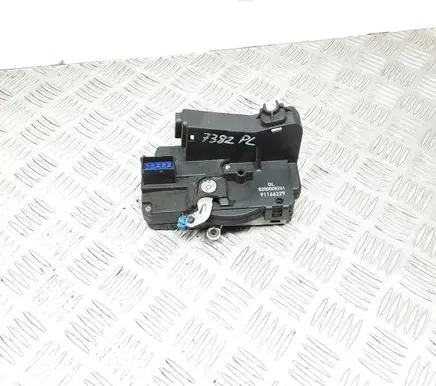 Opel Vivaro Front door lock 8200008261 91166229