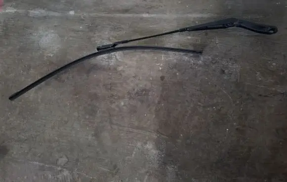 Volvo XC70 Front wiper blade arm 30796035