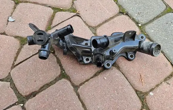 Thermostat/thermostat housing