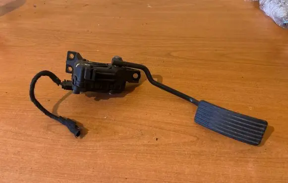Volvo S40, V40 Accelerator throttle pedal 6PV00830100 M865642 30865642
