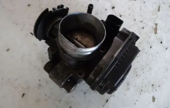 Volkswagen Golf IV Throttle valve 037133064D