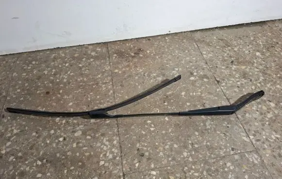 Volvo V60 Front wiper blade arm 30753504