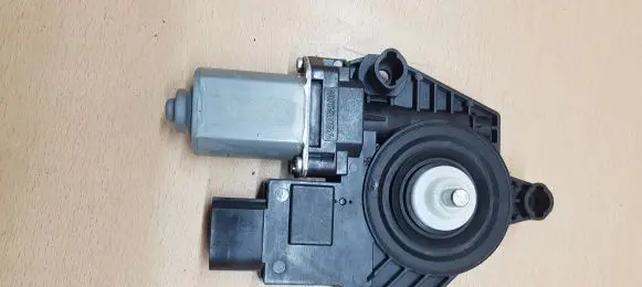 BMW X3 G01 Front door window regulator motor 7457249