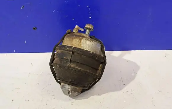 Volvo XC90 Engine mount bracket 30741397