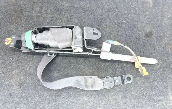Volvo S60 Front seatbelt 570726712F 8626243 3001134
