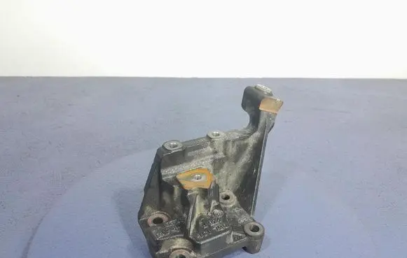 Engine mount vacuum valve
