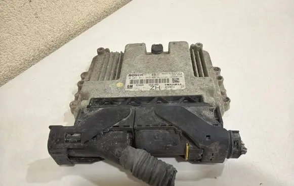 Opel Astra H Engine control unit/module 0281011943