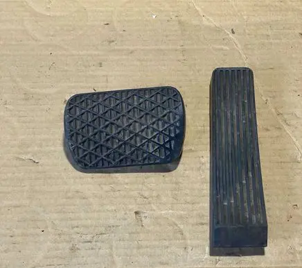 Mercedes-Benz E W124 Brake pedal 1232910082 1233010082