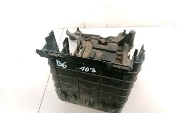 Volkswagen PASSAT B6 Battery box tray 1K0915333C