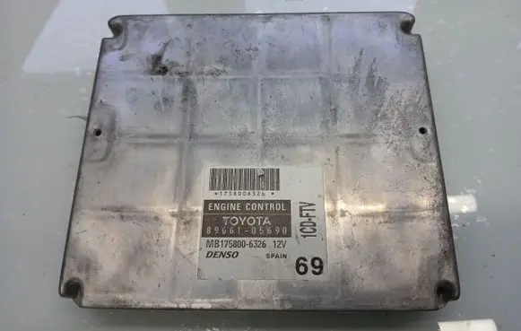Toyota Avensis T250 Engine control unit/module 8966105690 MB1758006326